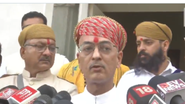 Udaipur Royal Family Dispute: विश्वराज सिंह मेवाड़ ने एकलिंगनाथ मंदिर में किए दर्शन, भारी सुरक्षा रही मौजूद