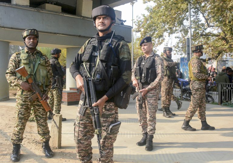 Jammu & Kashmir Grenade Attack : श्रीनगर में रविवार बाजार में आतंकियों ने फेंका ग्रेनेड, 5 लोग घायल