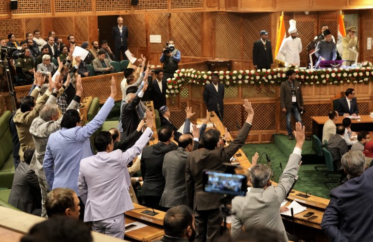 Jammu Kashmir Assembly: जम्मू-कश्मीर विधानसभा में आर्टिकल 370 को लेकर प्रस्ताव पारित, BJP ने जमकर किया विरोध