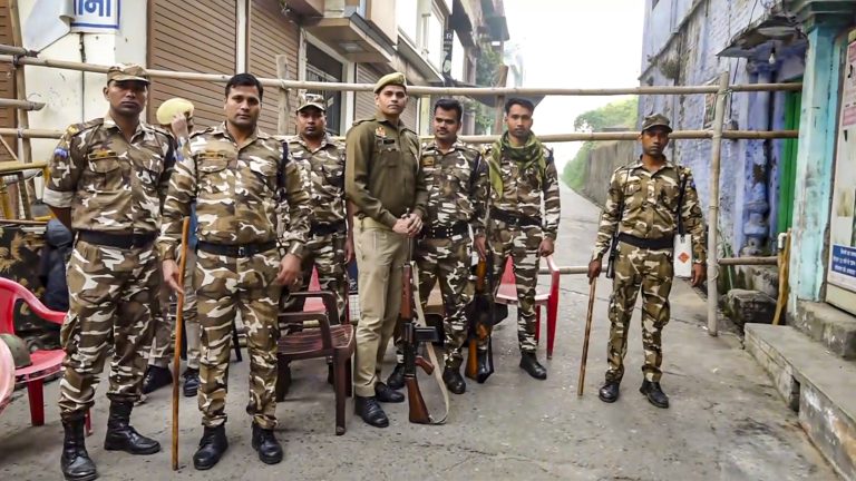 Sambhal Violence में मरने वालों की संख्या 4 हुई, प्रशासन ने बाहरी लोगों के प्रवेश पर लगाई रोक, इंटरनेट सेवाएं बंद, स्कूलों में सोमवार तक छुट्टी
