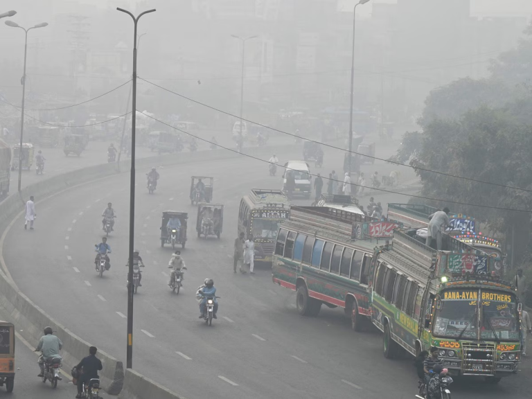 Lahore Air Pollution: लाहौर में  प्रदूषण का स्तर, प्राथमिक स्कूल 7 दिन के लिए बंद, पाक बोला- भारत से आ रही जहरीली हवा