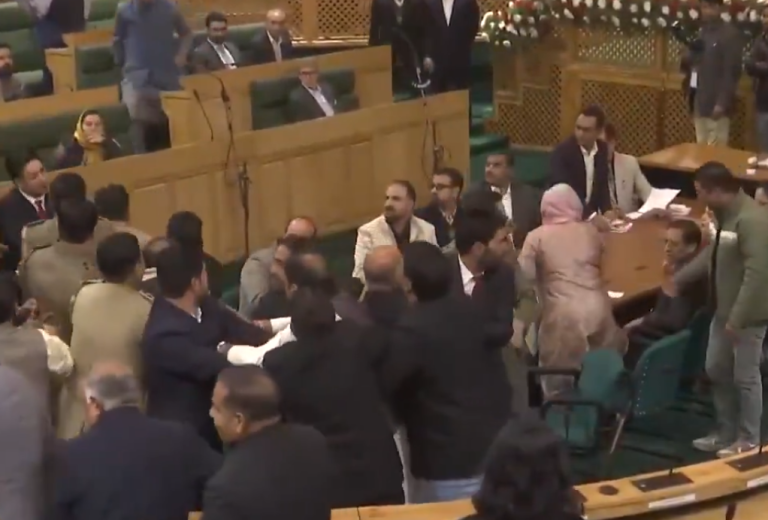 Jammu Kashmir Assembly: आर्टिकल 370 को लेकर विधानसभा में हंगामा, पक्ष और विपक्ष के विधायकों में धक्का-मुक्की, हाथापाई की आई नौबत