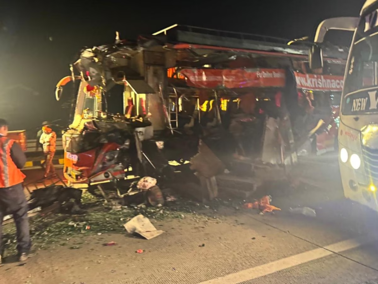 Yamuna Expressway Accident: अलीगढ़ में यमुना एक्सप्रेसवे पर दर्दनाक हादसा, निजी बस और ट्रक की टक्कर, 5 लोगों की मौत, 15 घायल