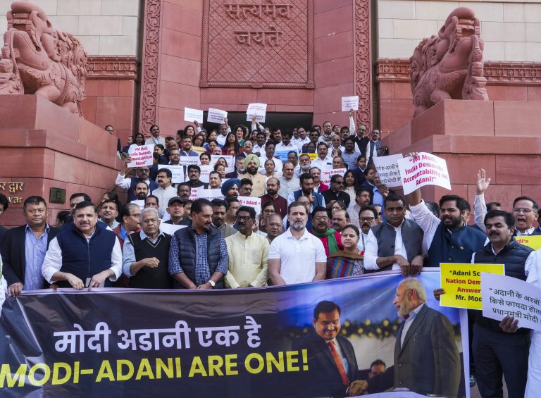 Parliament Winter Session: अडानी मामले को लेकर संसद परिसर में विपक्षी दलों का विरोध प्रदर्शन, जांच के लिए JPC गठन की मांग