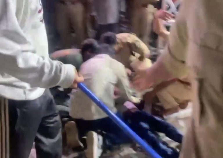 Pushpa 2 Stampede: पुष्पा-2 के प्रीमियर के दौरान अल्लू अर्जुन के पहुंचने से मची भगदड़, महिला की हुई मौत, एक बच्चा घायल
