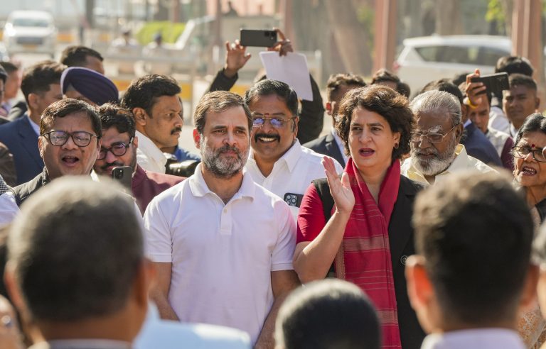 Parliament Winter Session: अडानी मामले पर संसद परिसर में विपक्ष का प्रदर्शन, विशेष जैकेट पहनकर पहुंचे विपक्षी सांसद, जिस पर लिखी थी ये बात