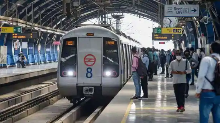 Delhi Metro का केबल काट कर ले गए चोर, धीमी गति से हो रहा ट्रेन का संचालन, इस रूट पर सफर करने वालों को होगी परेशानी