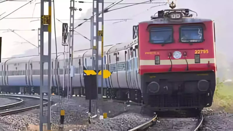 UP के सहारनपुर में ट्रेन को पलटाने की साजिश, रेलवे पटरी पर मिला धातु का टुकड़ा, जांच शुरू
