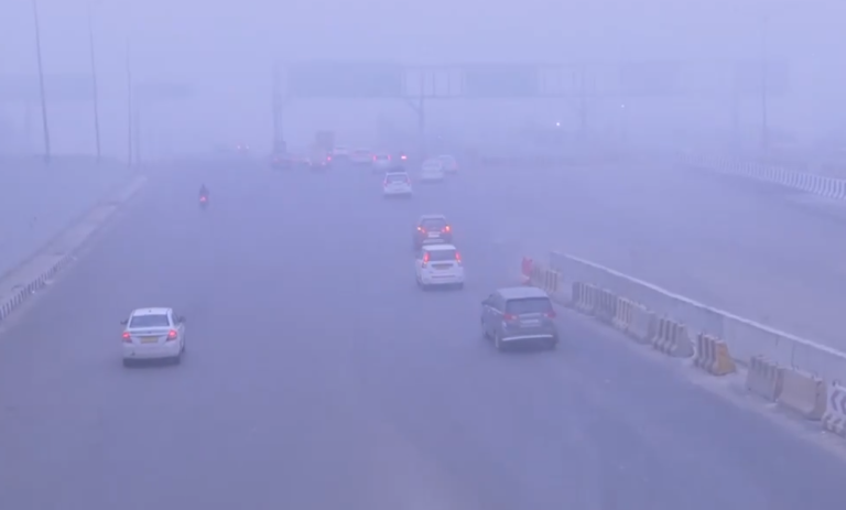 Delhi Weather Update: दिल्ली में लगातार तीसरे दिन छाया घना कोहरा, 51 ट्रेनें चल रही देरी से, 160 से अधिक फ्लाइट्स भी डिले