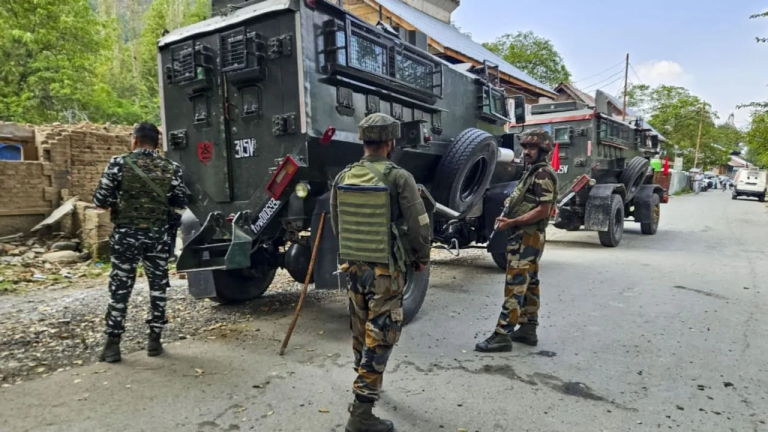 Poonch Encounter: पुंछ में घुसपैठ की कोशिश नाकाम, सेना ने 3 आतंकियों को किया ढेर, बड़ी मात्रा में हथियार बरामद । Jammu Kashmir