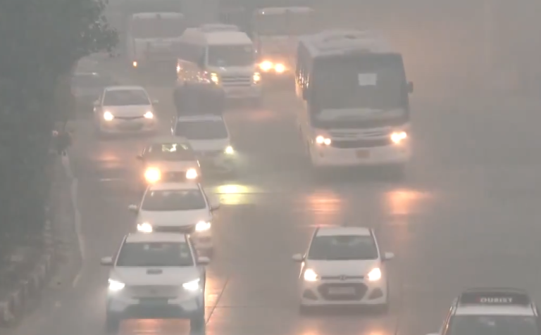 Delhi NCR Weather: दिल्ली एनसीआर में छाया घना कोहरा, कम विजिबिलिटी के कारण 100 से अधिक फ्लाइट डिले, करीब 26 ट्रेनें चल रही देरी से