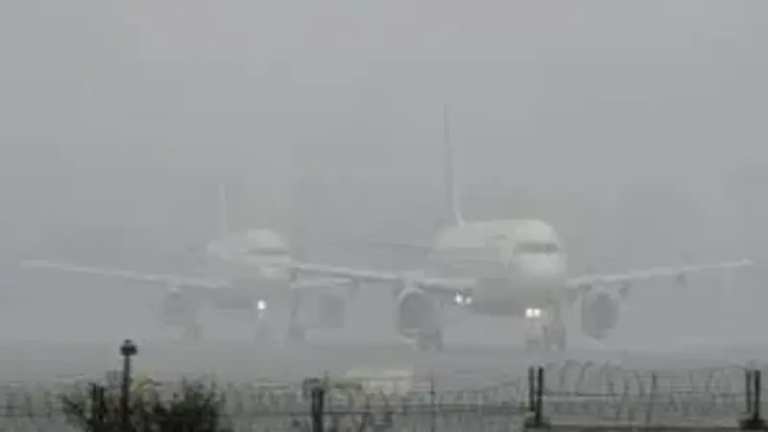 Delhi Weather: खराब मौसम का फ्लाइट्स पर असर, दिल्ली एयरपोर्ट पर 100 से अधिक उड़ानों के संचालन में देरी