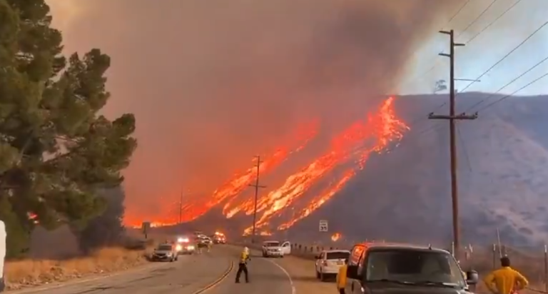 Los Angeles में फिर भड़की आग, आग से घरों को खतरा, 50 हजार से अधिक लोगों को जगह खाली करने का आदेश