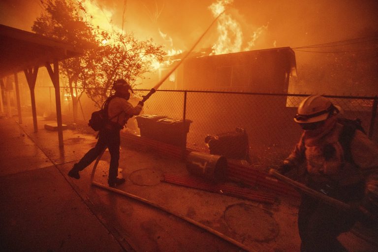 Los Angeles Wildfires: लॉस एंजिलिस में लगी आग में मरने वालों की संख्या पहुंची 10, तूफानी हवाओं के चलते विकराल हो रही आग, देखें Video