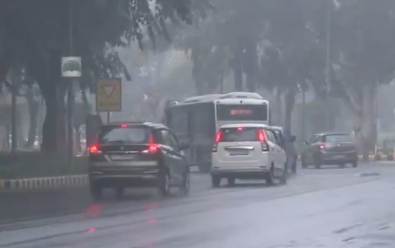 Rain In Delhi: दिल्ली के कई हिस्सों में हुई बारिश, सर्दी और कोहरे को लेकर मौसम विभाग ने जारी किया ये अलर्ट