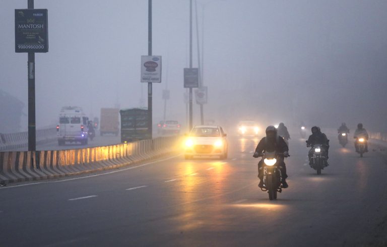 Delhi NCR Weather: दिल्ली-NCR में छाया घना कोहरा, 26 ट्रेनें चल रही देरी से, 100 से अधिक फ्लाइट लेट