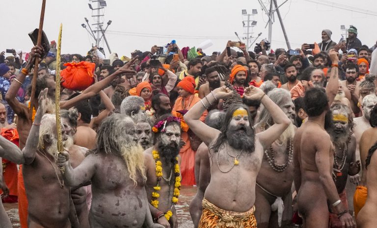 Mahakumbh 2025: अमृत स्नान के अवसर पर नागा साधू बने आकर्षण का केंद्र, नृत्य, शस्त्र कौशल, युद्ध कला का किया अद्भुत प्रदर्शन