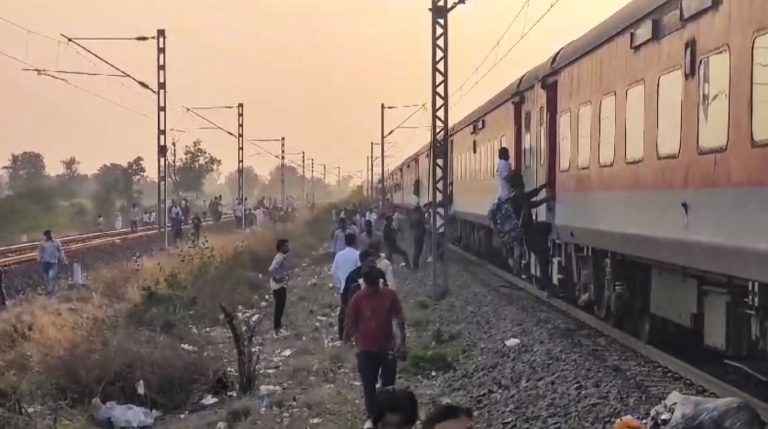 Jalgaon Train Accident: जलगांव रेल हादसे में अब तक 13 लोगों की मौत, एक अफवाह बनी कई लोगों की मौत की वजह