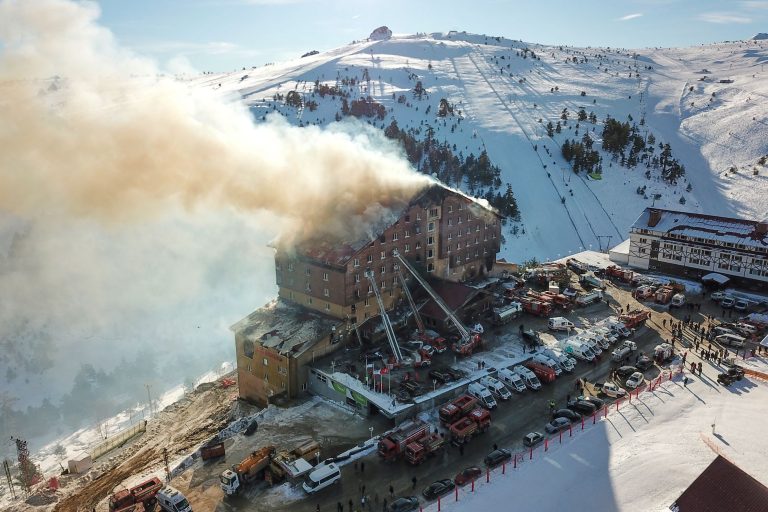 Turkey Resort Fire: तुर्किये के Ski Resort में होटल में लगी भीषण आग, अब तक 76 लोगों की मौत, घटना के वक्त ठहरे हुए थे 230 से ज्यादा मेहमान