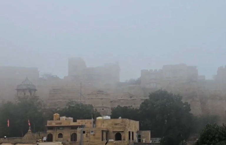 Rajasthan Weather Update: राजस्थान में कड़ाके की सर्दी का दौर जारी, कई इलाकों में छाया घना कोहरा, जानें मौसम का ताजा अपडेट