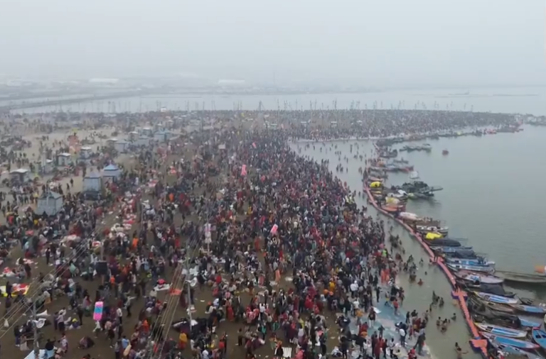 MahaKumbh 2025: कड़ाके की ठंड के बावजूद कम नहीं हो रहा श्रद्धालुओं का उत्साह, बोले-यह अद्भुत पल