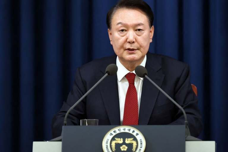 South Korea: साउथ कोरिया के राष्ट्रपति यून को किया गया गिरफ्तार, समर्थकों ने किया भारी विरोध, जानें क्या पूरा मामला ?