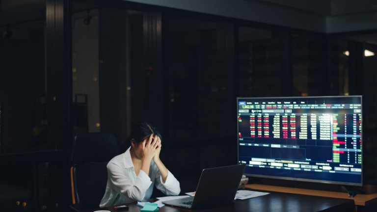 Stock Market Today: रेड जोन में बंद हुआ शेयर बाजार, सेंसेक्स 720 अंक लुढ़का, Nifty 24,004 पर, जानें क्या रही गिरावट की वजह ?