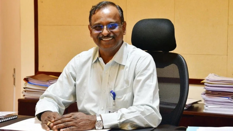 ISRO के नए चीफ वी नारायणन ने संभाला कामकाज, एस सोमनाथ की ली जगह, जानें उनके बारे में