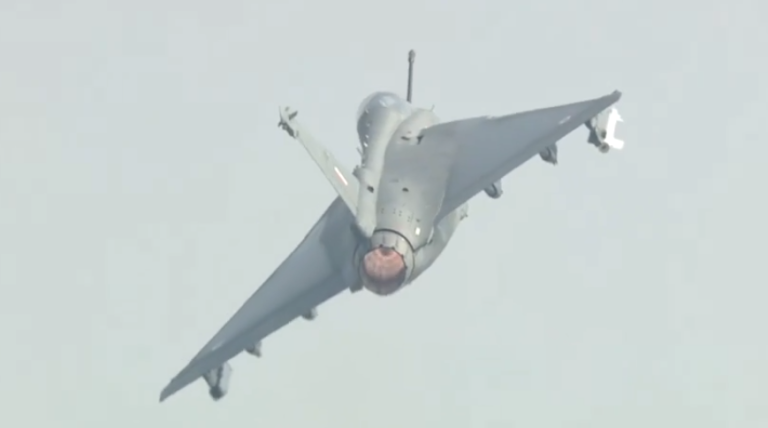 Aero India 2025: रक्षा मंत्री ने एयरो इंडिया शो का किया उद्घाटन, 90 से अधिक देश ले रहे भाग, भारतीय लड़ाकू विमान दिखा रहे स्वदेशी ताकत