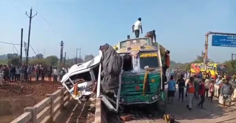 MP के जबलपुर में श्रद्धालुओं की मिनी बस और ट्रक की भिड़ंत, हादसे में महाकुंभ से लौट रहे 7 लोगों की मौत