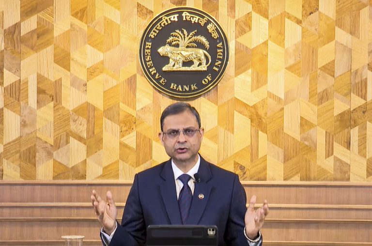 RBI Repo Rate: लोन लेने वालों के अच्छी खबर, RBI ने 5 साल बाद रेपो रेट में 0.25% की कटौती की, घट जाएगी आपकी EMI