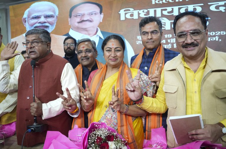 Delhi CM Rekha Gupta Oath: रेखा गुप्ता आज लेंगी दिल्ली के मुख्यमंत्री के रूप में शपथ, ये 6 विधायक भी लेंगे शपथ, देखें पूरी लिस्ट