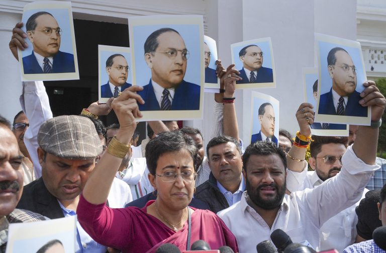 Delhi Assembly Session 2025: दिल्ली विधानसभा में जबरदस्त हंगामा, आतिशी समेत 12 आप विधायक दिनभर के लिए सस्पेंड