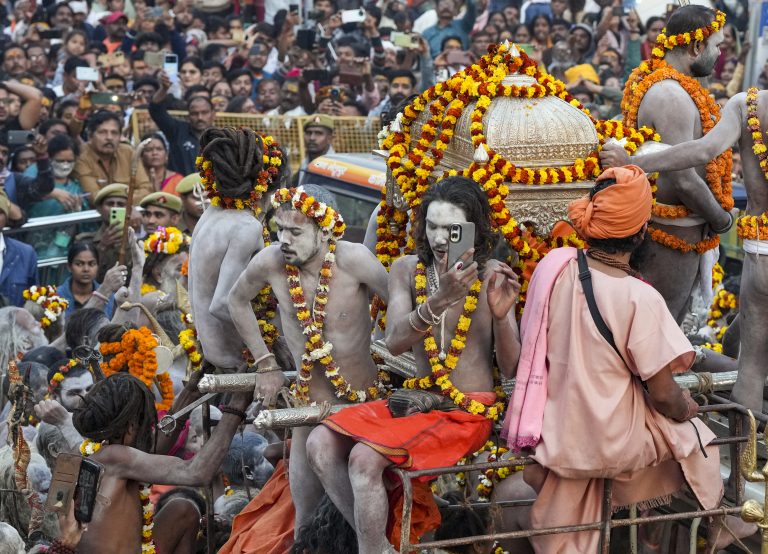 Mahashivratri 2025: महाशिवरात्रि पर हर-हर महादेव के उद्घोष से गूंज रही काशी, बाबा विश्वनाथ के दरबार में पहुंचे अखाड़ों के संत, किया जलाभिषेक