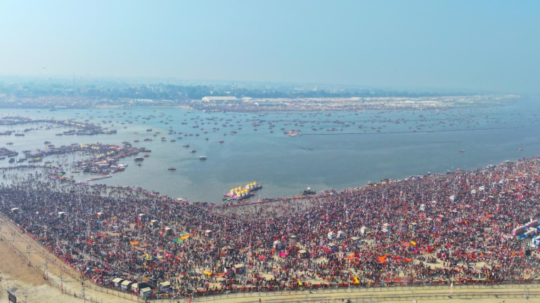 Mahakumbh 2025: महाकुंभ में उमड़ रहा श्रद्धालुओं का सैलाब, संगम में डुबकी लगाने वालों का आंकड़ा 45 करोड़ के पार