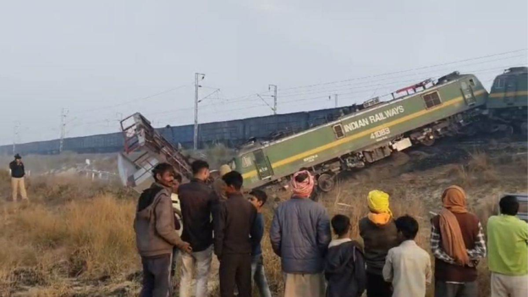 Fatehpur Train Accident: यूपी के फतेहपुर में ट्रेन हादसा, दो मालगाड़ियों में भिड़ंत, इंजन और गार्ड का डिब्बा हुआ बेपटरी