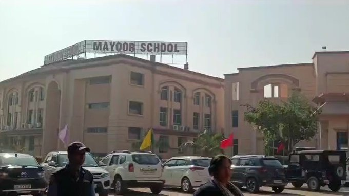 Noida School Bomb Threat: नोएडा के कई स्कूलों को बम से उड़ाने की धमकी से हड़कंप, मौके पर पहुंची बम स्क्वॉड और पुलिस