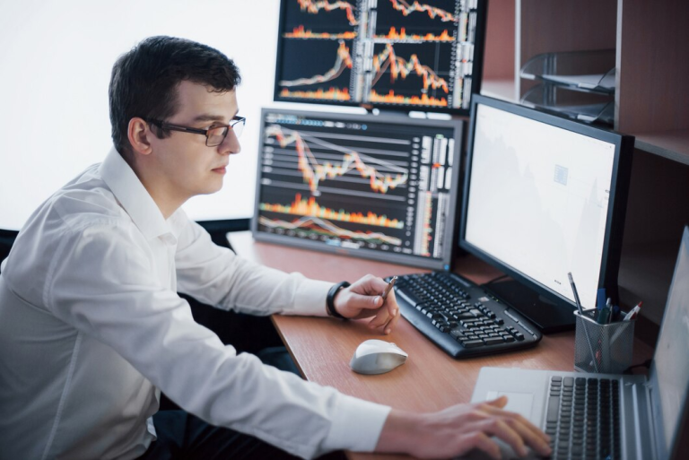 Stock Market Today: शेयर बाजार गिरावट के साथ बंद, Sensex 217 अंक टूटा, निफ्टी 22,460 पर, इन शेयरों में नुकसान