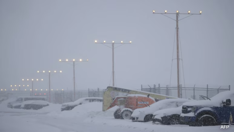 US Storm: अमेरिका में कुदरत का कहर, बर्फीले तूफान ने ली 3 लोगों की जान, टेक्सास में जंगल में भड़की आग, बवंडर उठने की जारी की गई चेतावनी