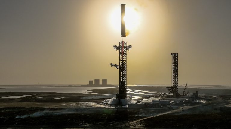 SpaceX के स्टारशिप रॉकेट का परीक्षण फिर फेल, फ्लोरिडा में आसमान से नीचे गिरता दिखा जलता हुआ मलबा