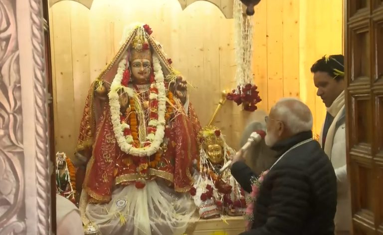 PM Modi Uttarakhand Visit: पीएम मोदी ने देवी गंगा के शीतकालीन निवास मुखबा में की पूजा अर्चना, हर्षिल में जनसभा को करेंगे संबोधित