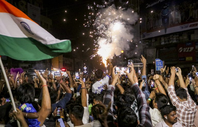Gujarat में भारत की जीत के बाद बाइक रैली निकाल रहे लोगों पर हमला, कई बाइक में तोड़फोड़, 11 लोग हिरासत में
