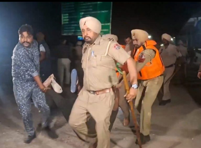 Farmers Protest: पुलिस ने शंभू और खनौरी बॉर्डर कराया खाली, कई किसान नेताओं को लिया हिरासत में, अब करीब 1 साल से बंद पड़े मार्ग से हटाए जा रहे अवरोधक
