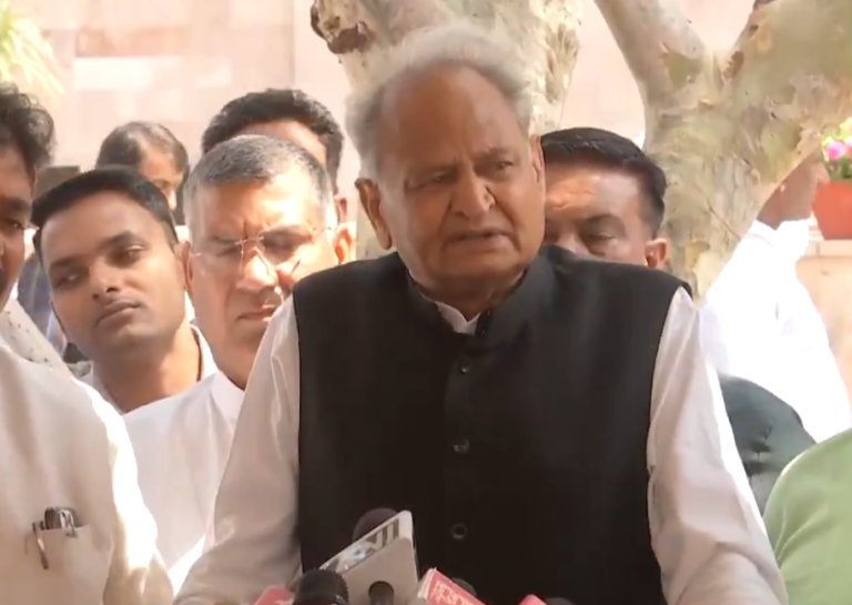 Rajasthan Politics: ‘सरकार में अनुभव की कमी, बिना विपक्ष के सदन चलाया’, अशोक गहलोत ने भजनलाल सरकार पर जमकर साधा निशाना, किसान आंदोलन पर भी बोले