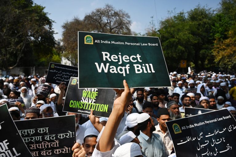 Waqf Bill: वक्फ विधेयक के खिलाफ काली पट्टी बांधकर प्रदर्शन करने वालों के खिलाफ कार्रवाई, 300 लोगों के खिलाफ नोटिस जारी, इतने लाख का भरना होगा बॉन्ड