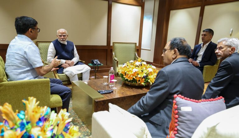 Pahalgam Terror Attack: सऊदी अरब से लौटते ही पीएम मोदी ने एयरपोर्ट पर ही की बैठक, NSA और विदेश मंत्री रहे मौजूद