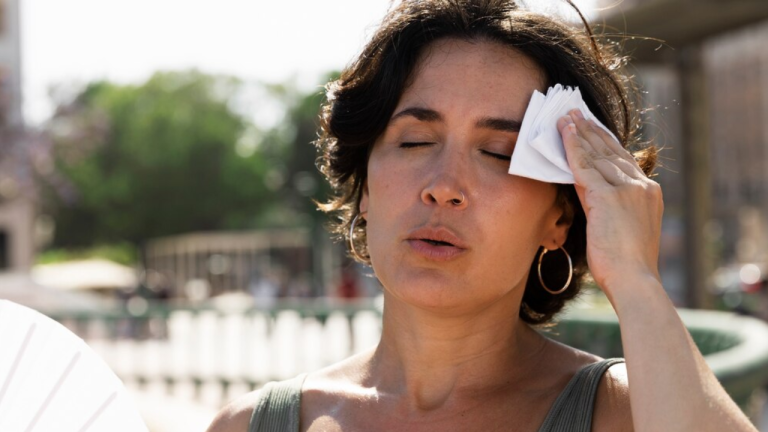 Heat Stroke: तेज गर्मी में बढ़ जाता है हीटस्ट्रोक का खतरा, कैसे करें बचाव, जानें उपचार और सावधानियां