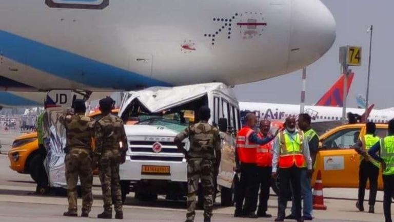 Bengaluru Airport पर हादसा, इंडिगो एयरलाइंस के खड़े विमान से टकराई मिनी बस