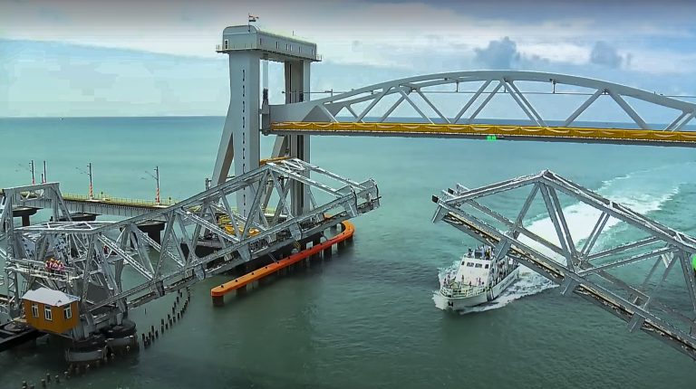Pamban Bridge: प्रधानमंत्री नरेन्द्र मोदी ने तमिलनाडु में नए पंबन ब्रिज का किया उद्घाटन, जानें आखिर क्या है इसकी खासियत