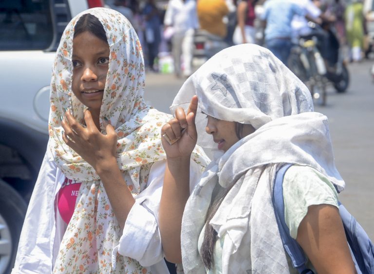 Rajasthan में झुलसाने लगी गर्मी, बाड़मेर में 45 डिग्री के पार पहुंचा पारा, IMD ने जारी किया हीटवेव का अलर्ट, जानें कब राहत बनकर बरसेगी बारिश